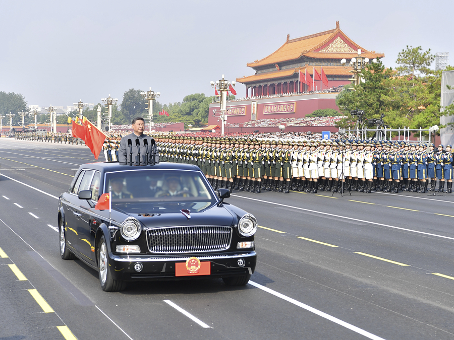 ?9月3日，紀(jì)念中國人民抗日戰(zhàn)爭暨世界反法西斯戰(zhàn)爭勝利80周年大會(huì)在北京天安門廣場(chǎng)隆重舉行。這是中共中央總書記、國家主席、中央軍委主席習(xí)近平檢閱受閱部隊(duì)。新華社記者 李剛 攝